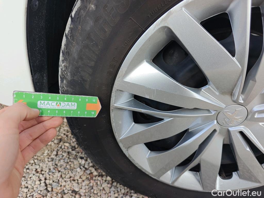  Peugeot  208 PEUGEOT  / 2019 / 5P / berlina con portón BlueHDi 73kW (100CV) Active #54