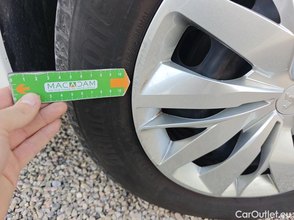  Peugeot  208 PEUGEOT  / 2019 / 5P / berlina con portón BlueHDi 73kW (100CV) Active #58