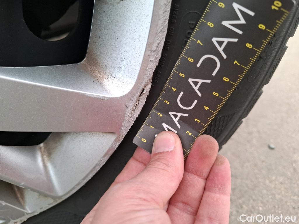  Peugeot  208 PEUGEOT  Affaire / 2019 / 5P / Berline 1.5 BlueHDi 100 S&S Premium Pack #8