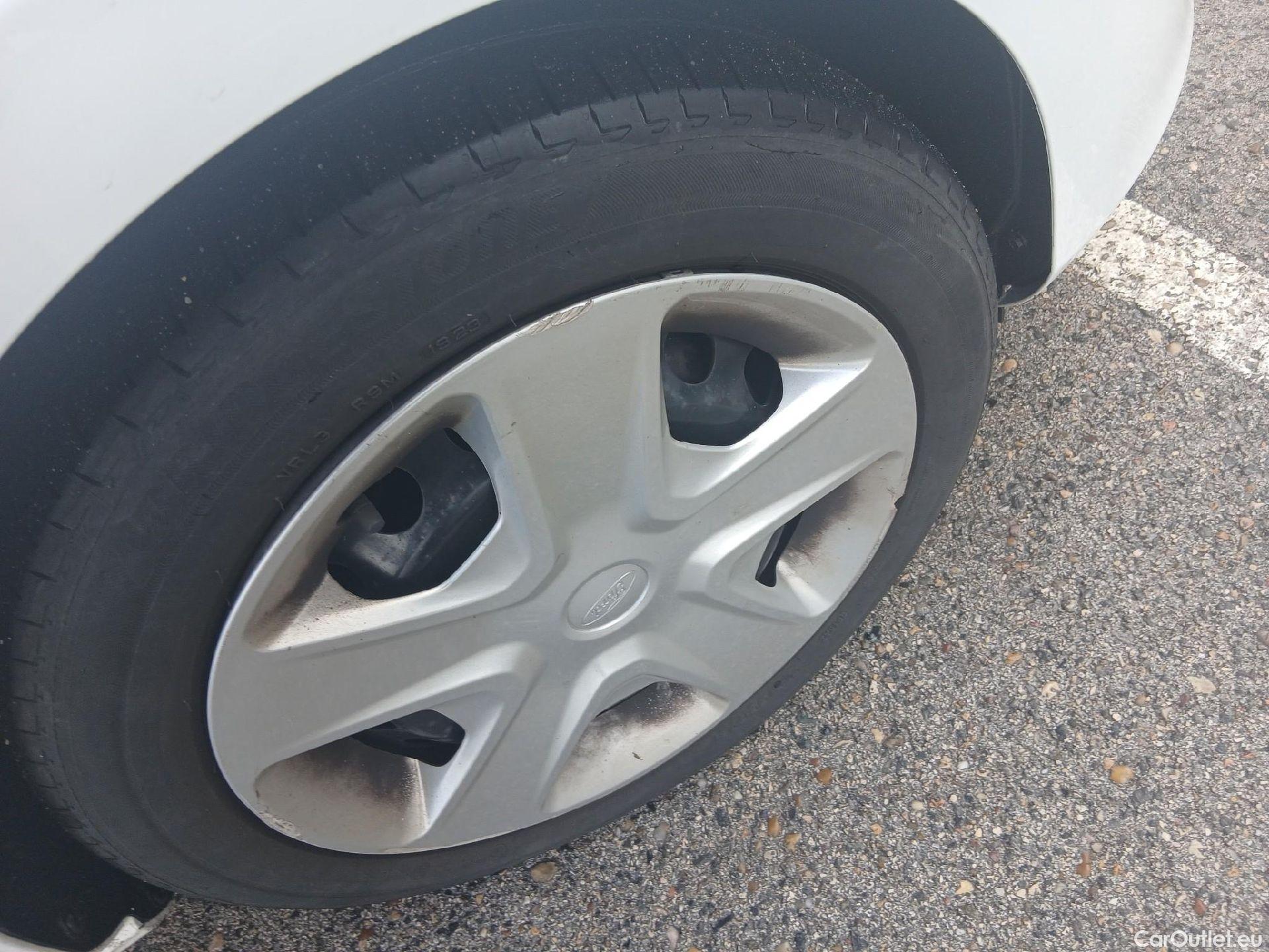  Ford  Fiesta FORD  / 2017 / 5P / berlina con portón 1.0 EcoBoost 70kW (95CV) Trend S/S 5p #32