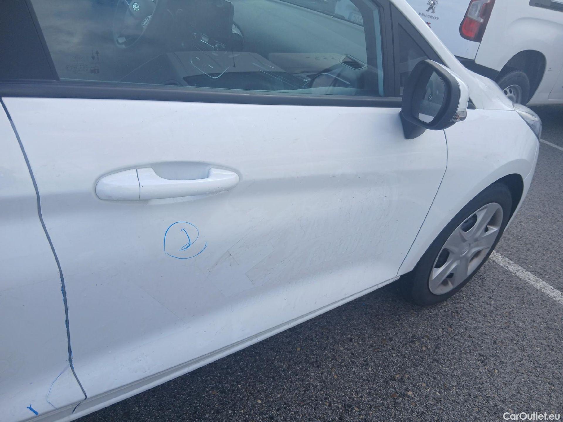  Ford  Fiesta FORD  / 2017 / 5P / berlina con portón 1.0 EcoBoost 70kW (95CV) Trend S/S 5p #31