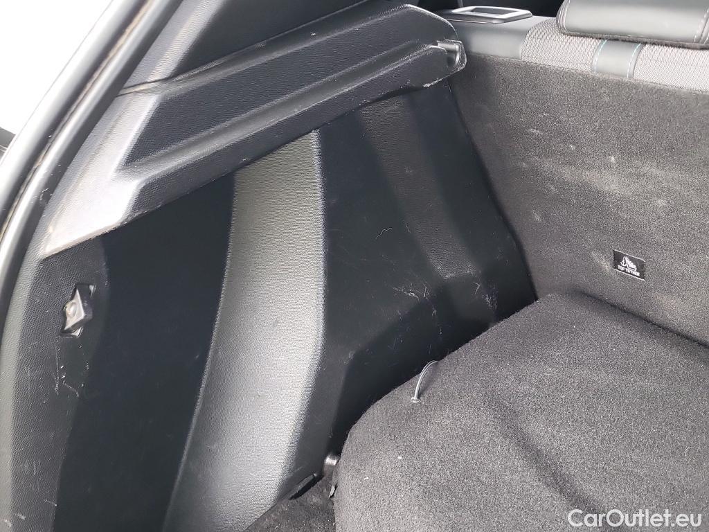  Peugeot  2008 PEUGEOT  / 2019 / 5P / todoterreno Allure BlueHDI 81kW (110CV) #17