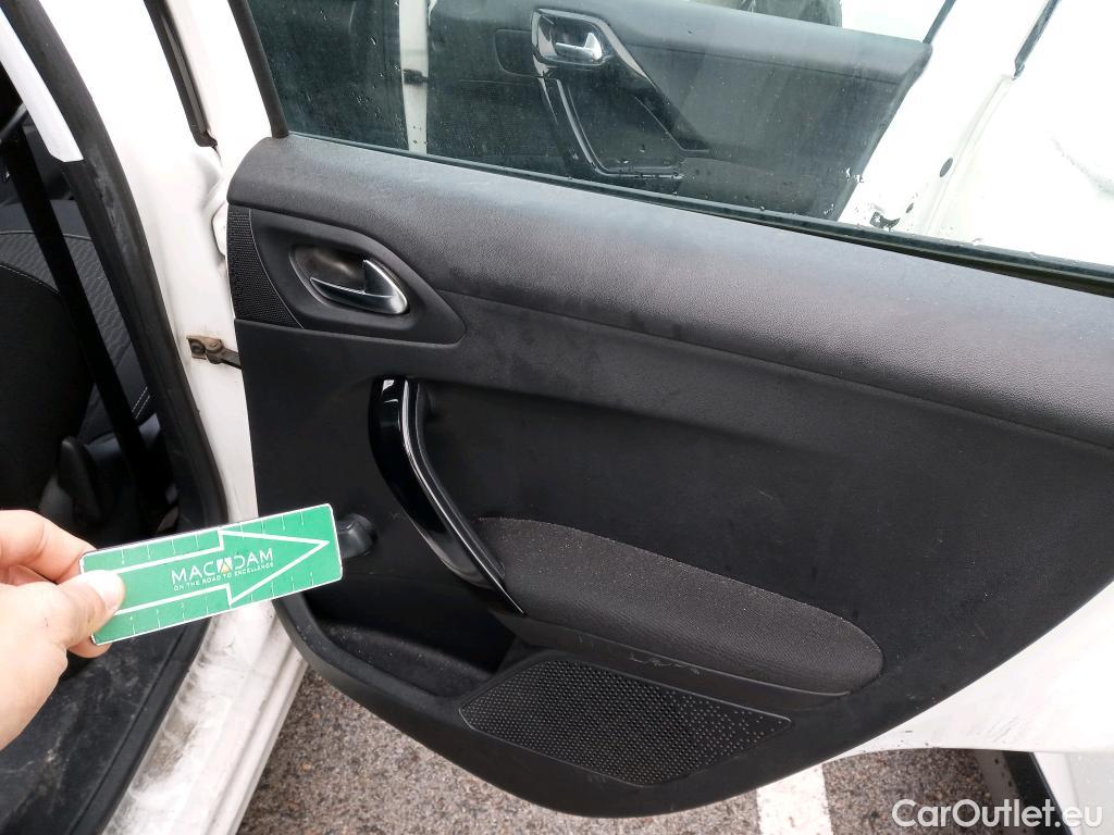  Peugeot  208 PEUGEOT  5p 1G berlina con portón 5P ACTIVE 1.6 BlueHDi 100 #14