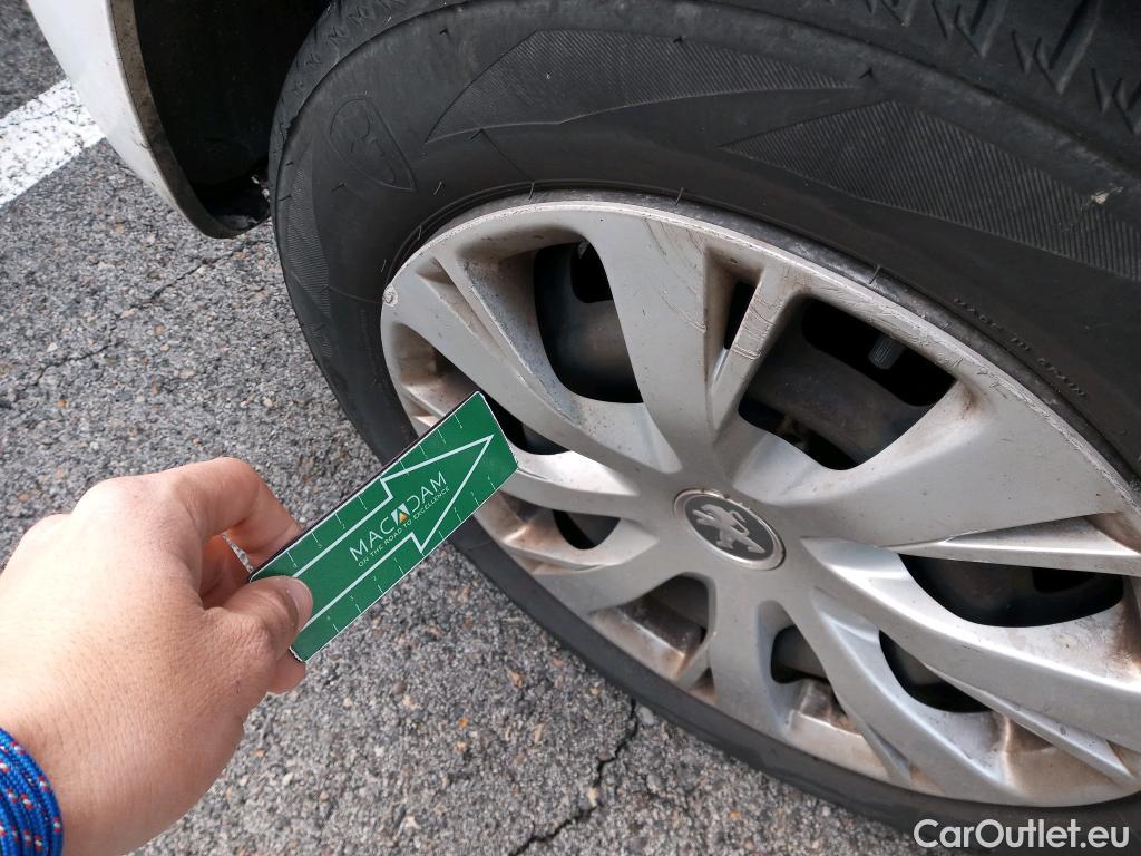  Peugeot  208 PEUGEOT  5p 1G berlina con portón 5P ACTIVE 1.6 BlueHDi 100 #24