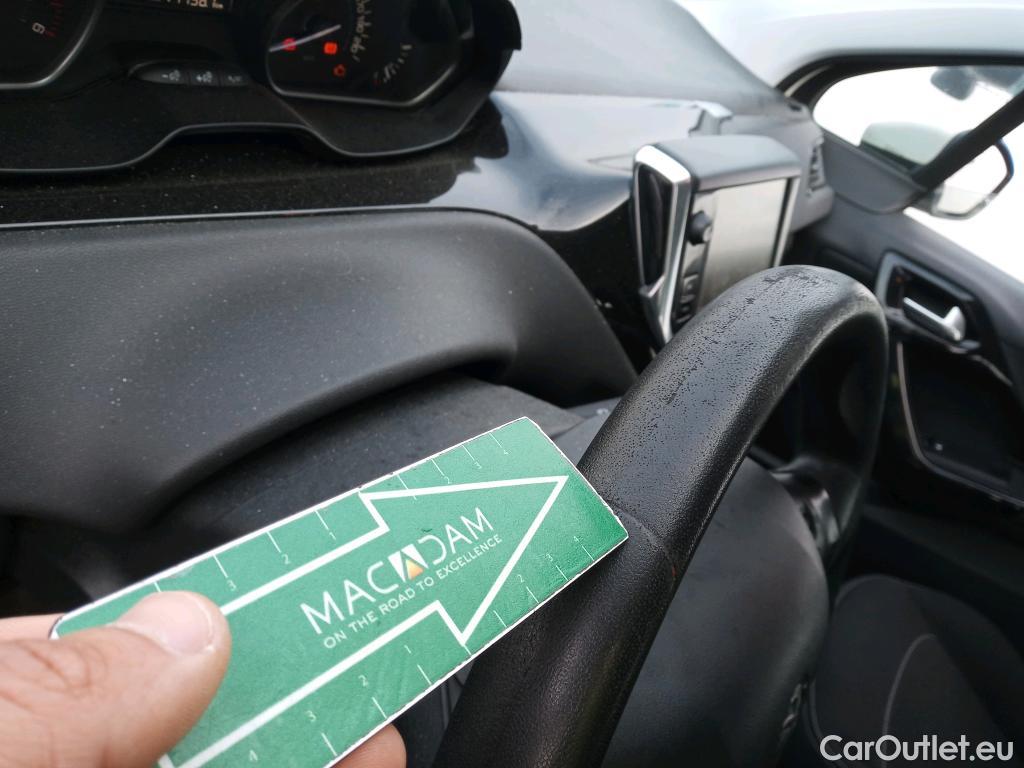  Peugeot  208 PEUGEOT  5p 1G berlina con portón 5P ACTIVE 1.6 BlueHDi 100 #17