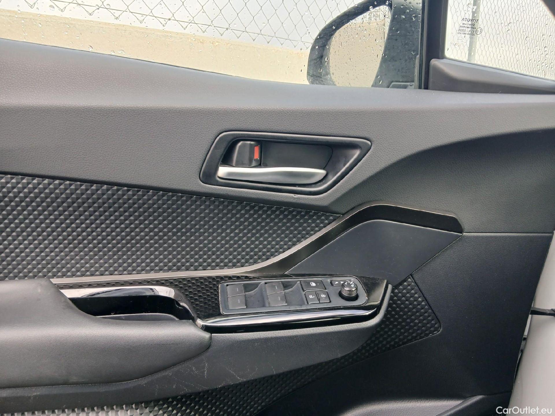  Toyota  C-HR TOYOTA  / 2019 / 5P / todoterreno 1.8 125H Advance #1