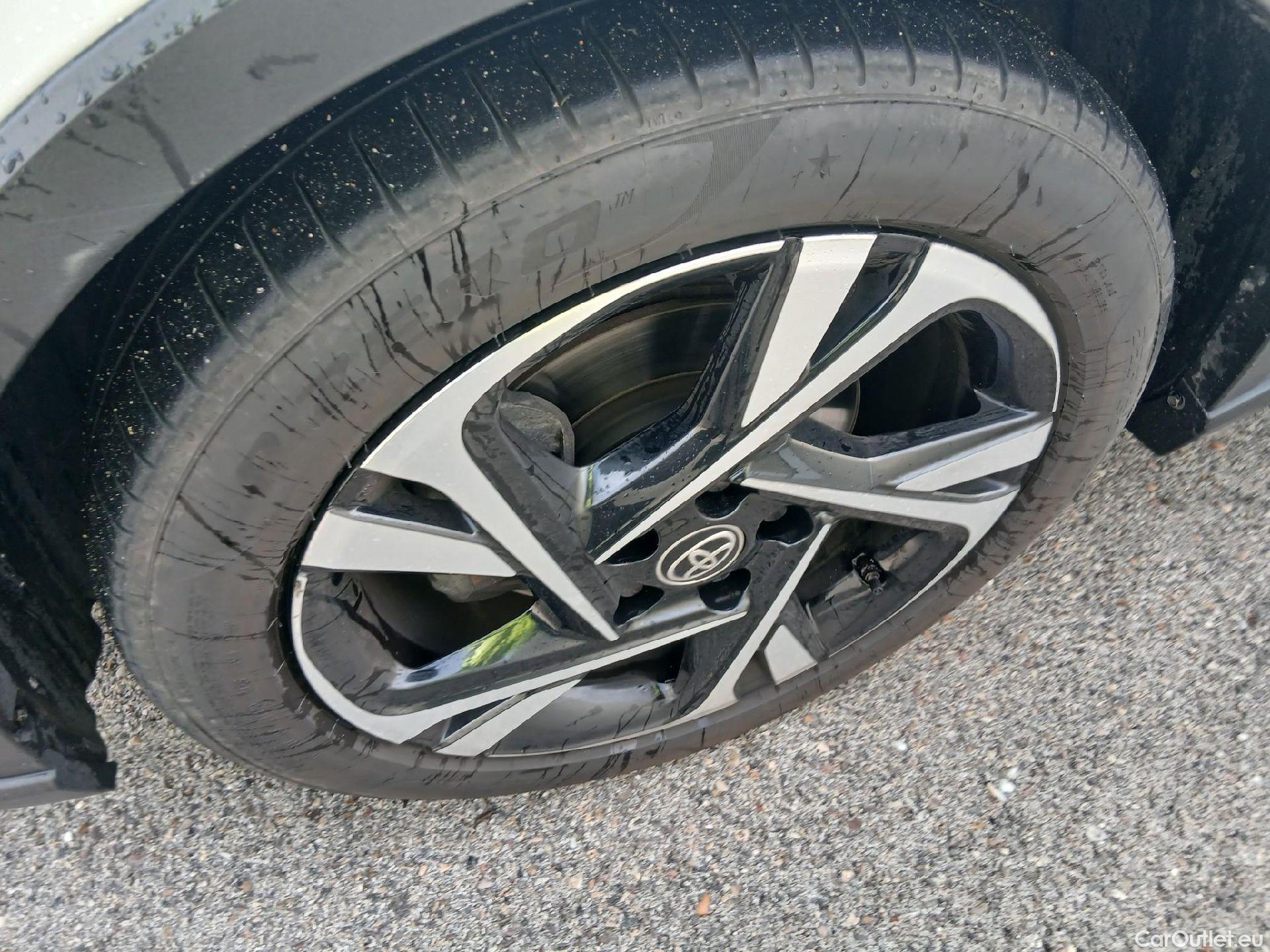  Toyota  C-HR TOYOTA  / 2019 / 5P / todoterreno 1.8 125H Advance #4