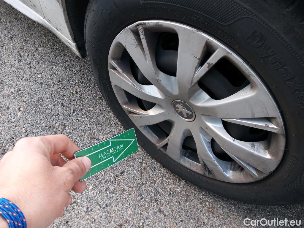  Peugeot  208 PEUGEOT  5p 1G berlina con portón 5P ACTIVE 1.6 BlueHDi 100 #22