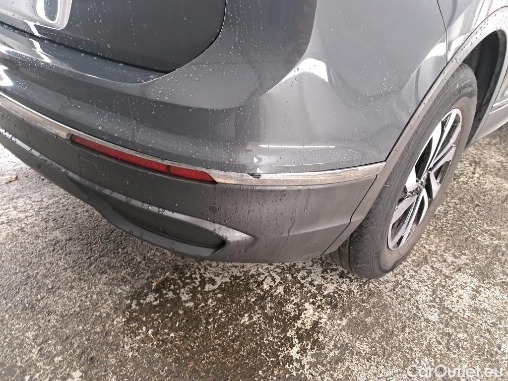  Volkswagen  Tiguan VOLKSWAGEN  / 2020 / 5P / SUV 1.5 TSI 130 BMV6 Active(SP) #17