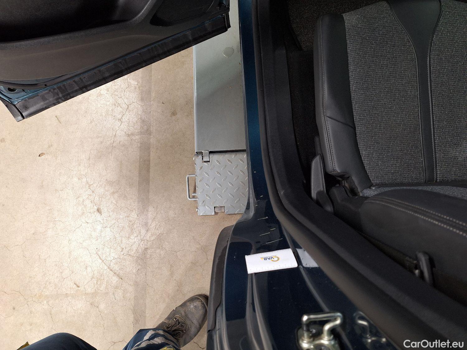  Peugeot  5008 Peugeot,  '16, Peugeot  1.5 BlueHDi 96kW S&S Allure 5d 7pl #64