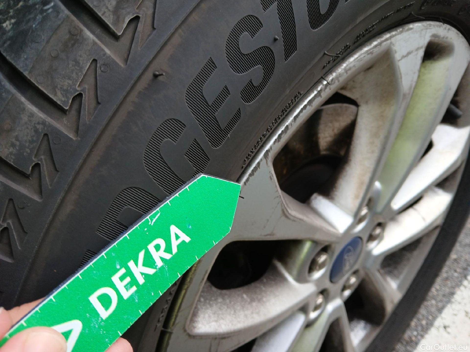  Ford  Kuga FORD  / 2019 / 5P / todoterreno Titanium 1.5 EcoBlue 88kW (120CV) Auto #1