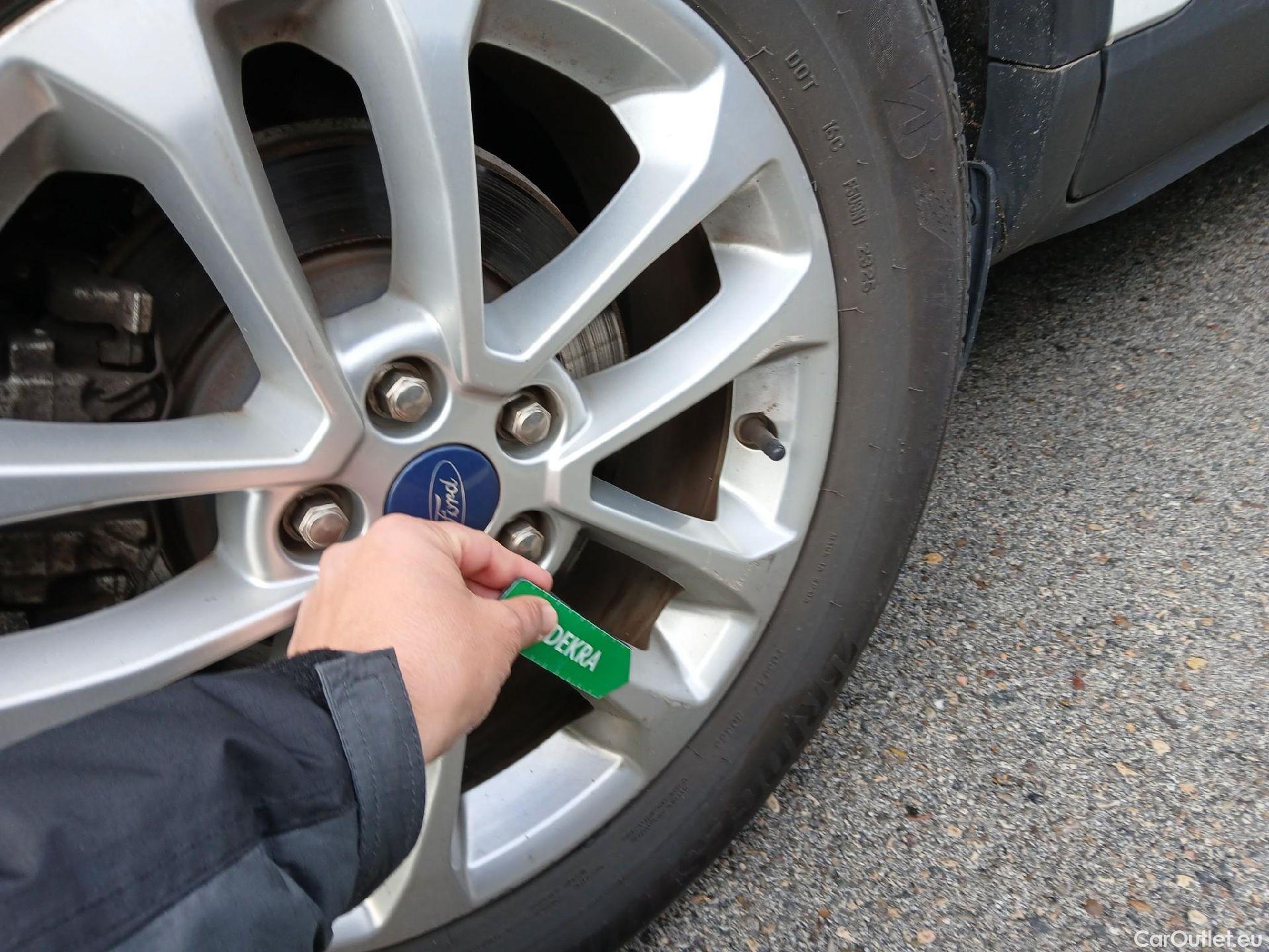  Ford  Kuga FORD  / 2019 / 5P / todoterreno Titanium 1.5 EcoBlue 88kW (120CV) Auto #3