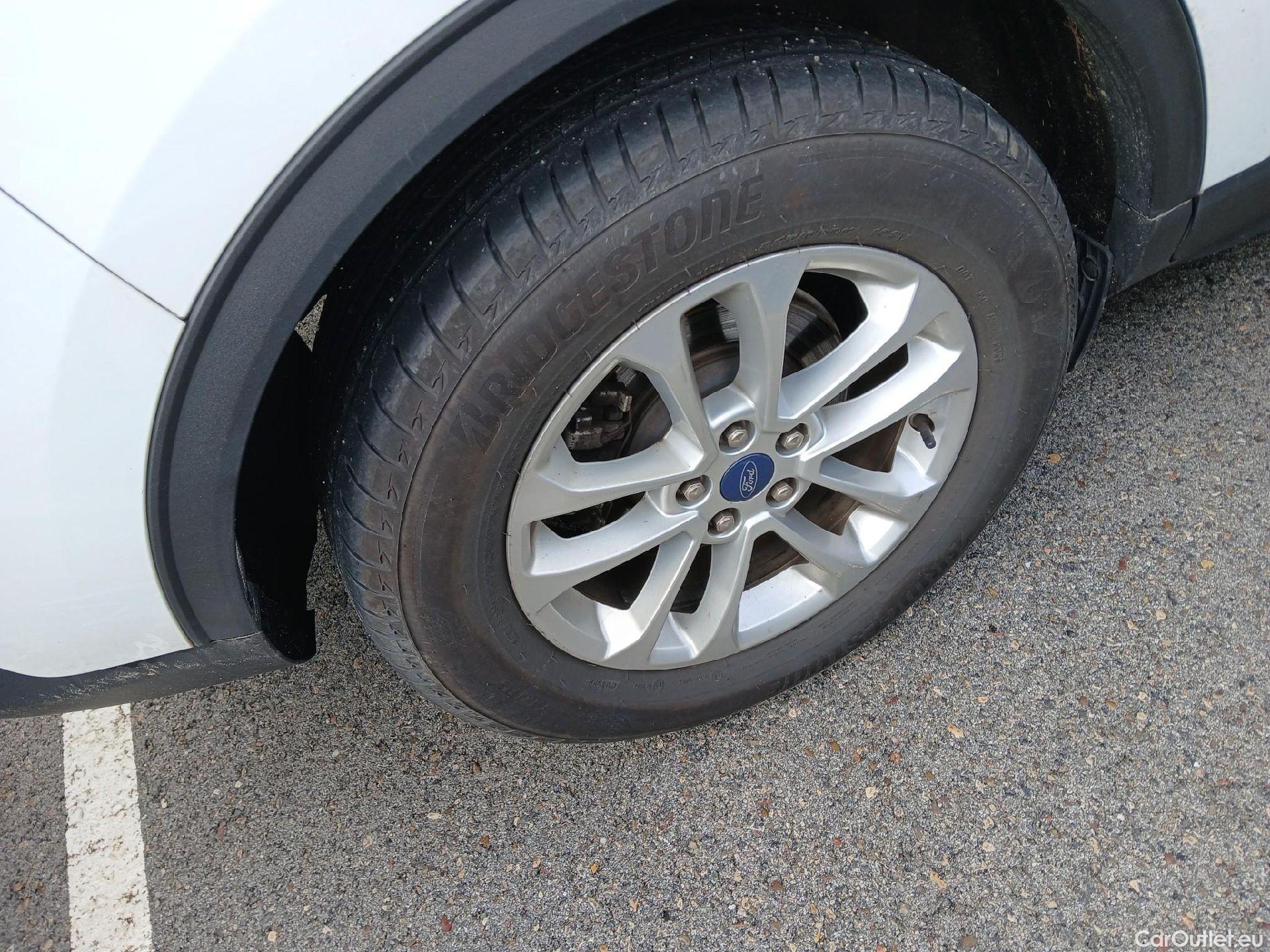  Ford  Kuga FORD  / 2019 / 5P / todoterreno Titanium 1.5 EcoBlue 88kW (120CV) Auto #4