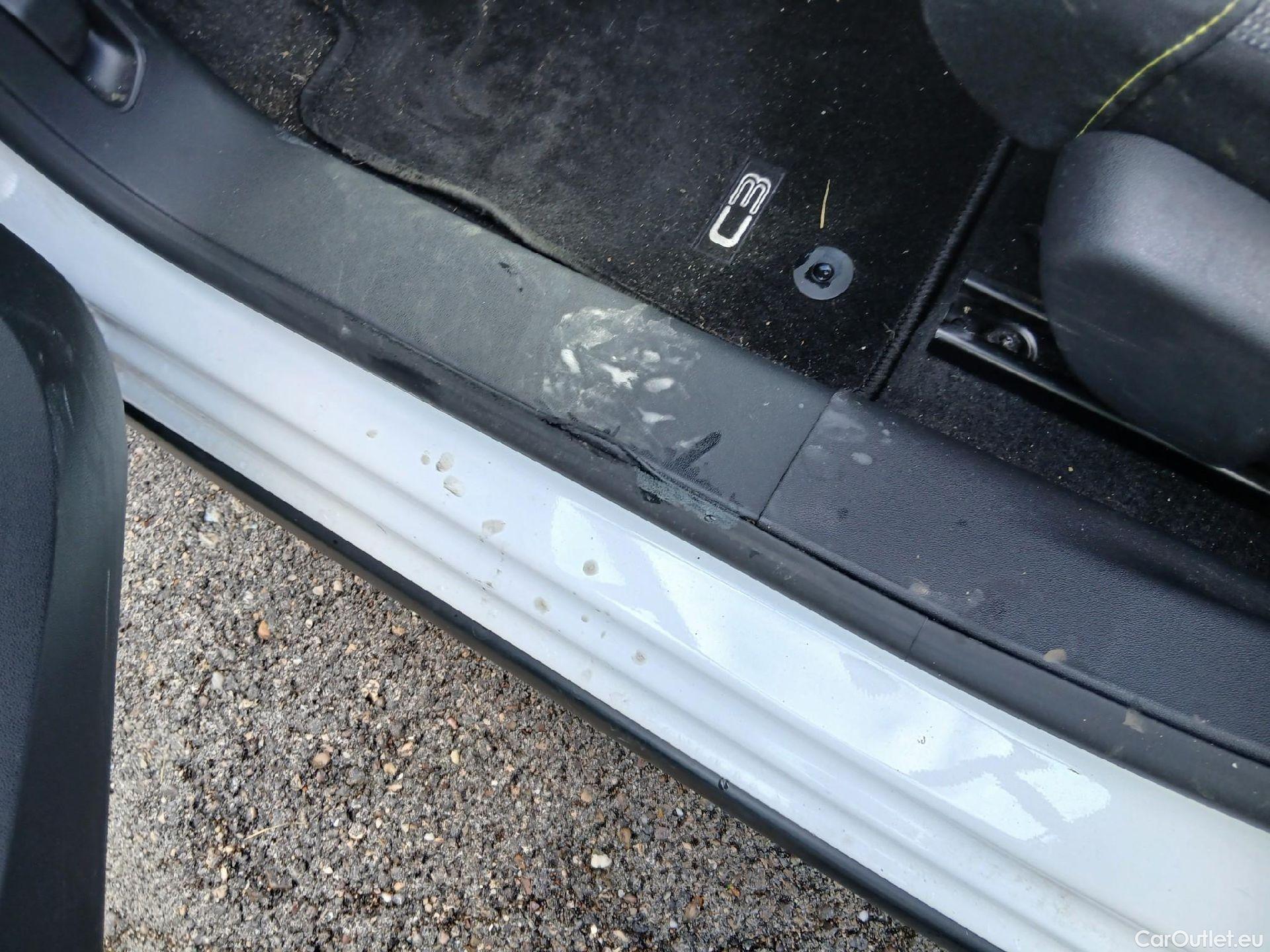  Citroen  C3 CITROEN  / 2016 / 5P / berlina con portón PureTech 60KW (82CV) SHINE #26