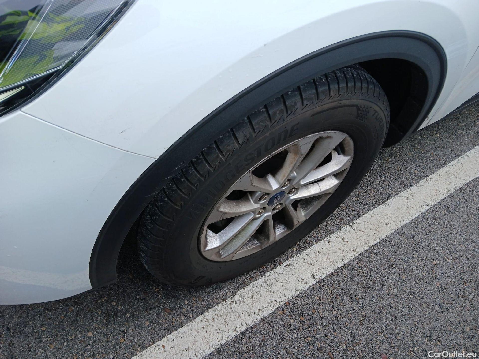  Ford  Kuga FORD  / 2019 / 5P / todoterreno Titanium 1.5 EcoBlue 88kW (120CV) Auto #2