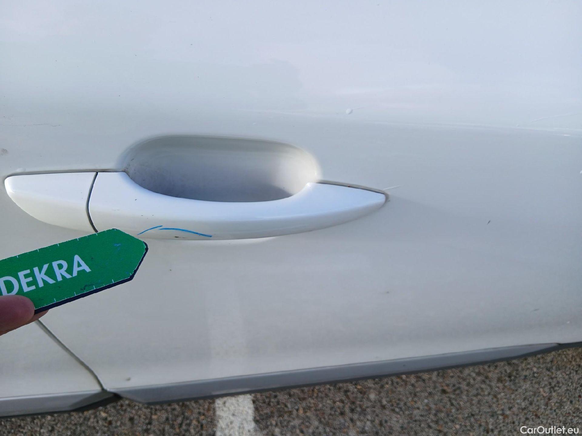  Peugeot  2008 PEUGEOT  / 2019 / 5P / todoterreno Allure BlueHDI 81kW (110CV) #19