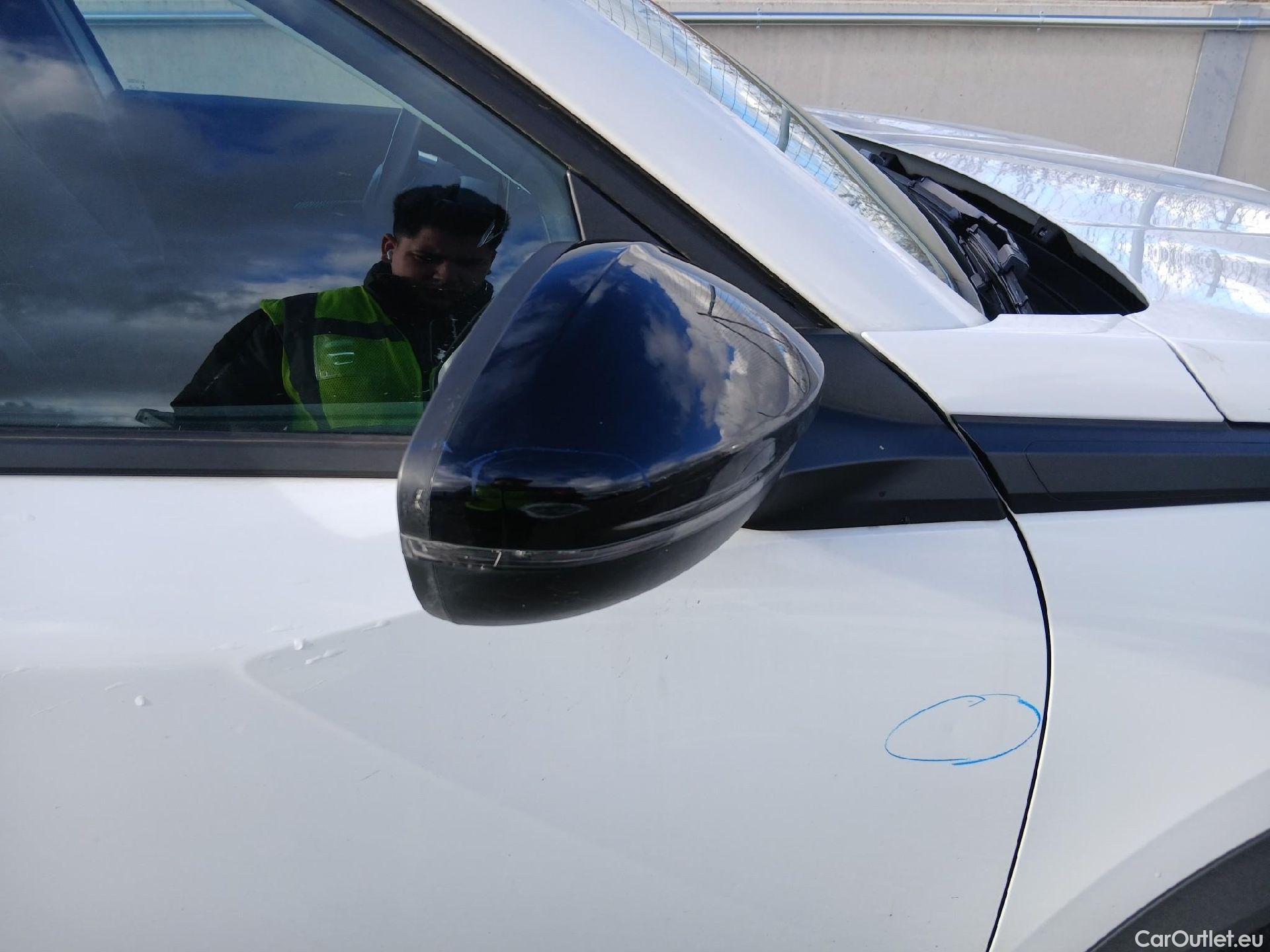  Peugeot  2008 PEUGEOT  / 2019 / 5P / todoterreno Allure BlueHDI 81kW (110CV) #22