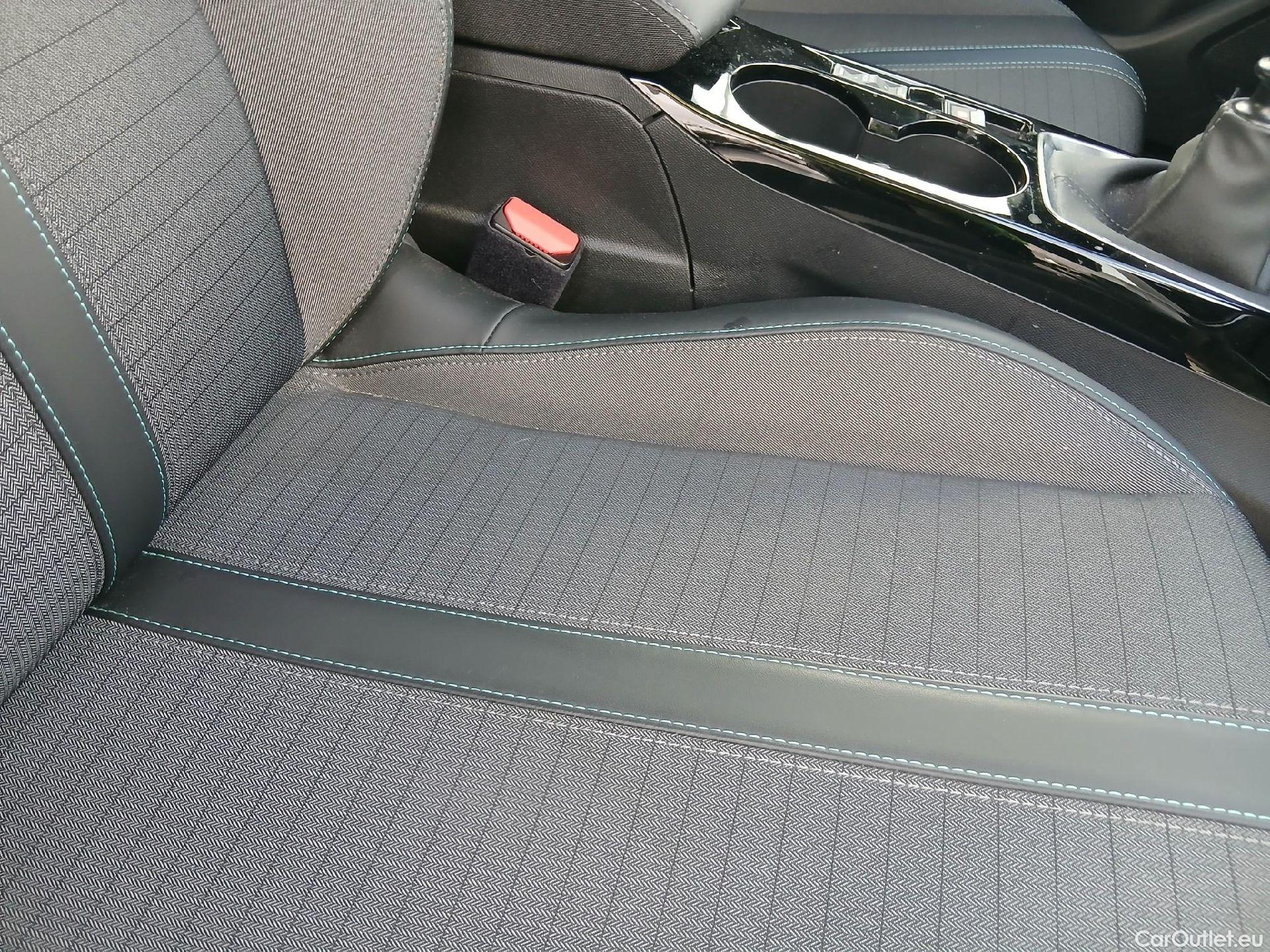  Peugeot  2008 PEUGEOT  / 2019 / 5P / todoterreno Allure BlueHDI 81kW (110CV) #4