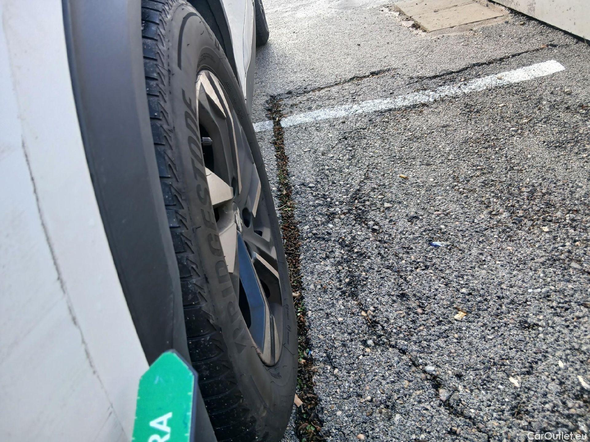  Peugeot  2008 PEUGEOT  / 2019 / 5P / todoterreno Allure BlueHDI 81kW (110CV) #8