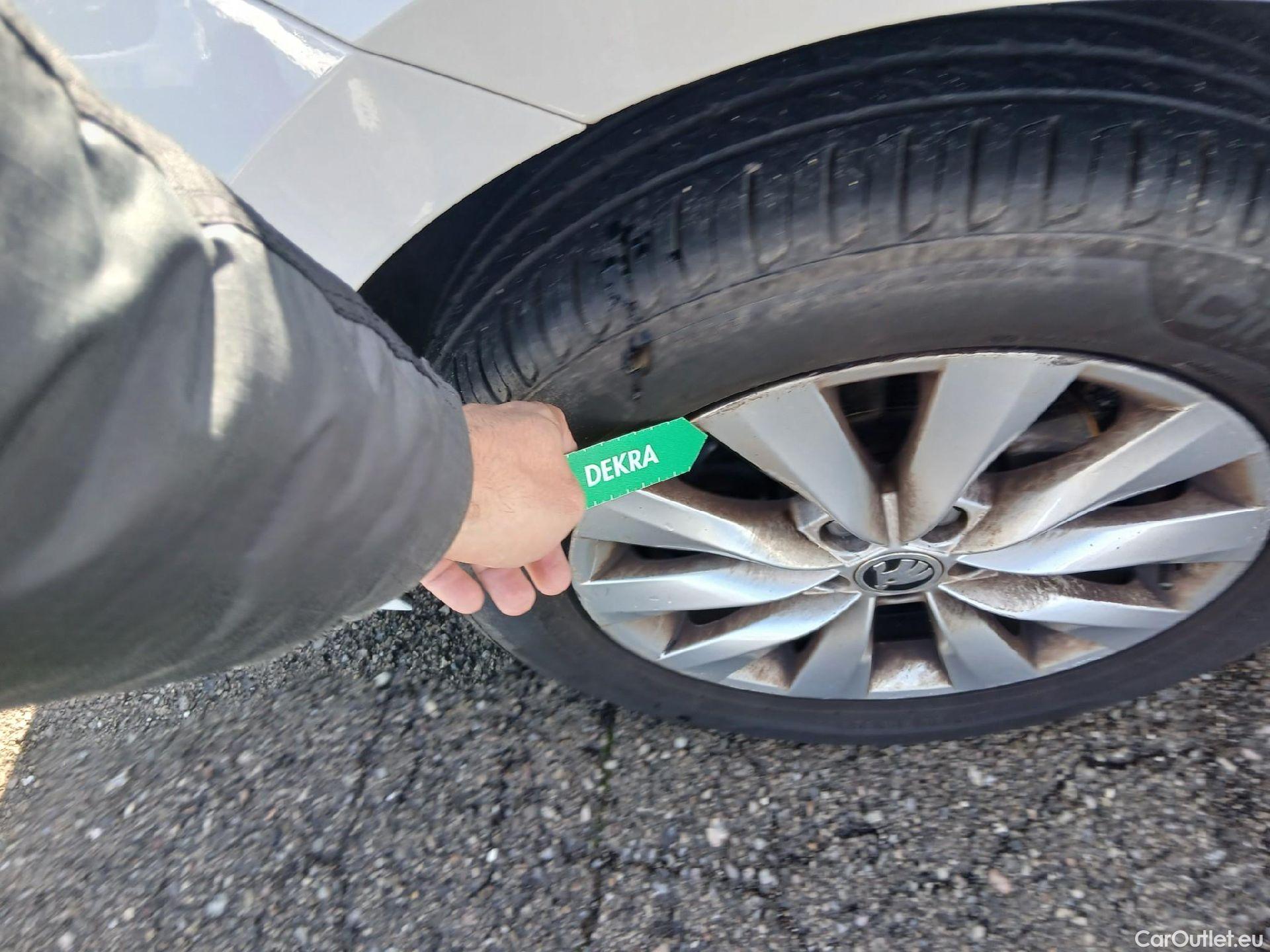  Skoda  KAMIQ SKODA  1.0 TSI 81kW (110CV) DSG Ambition #5