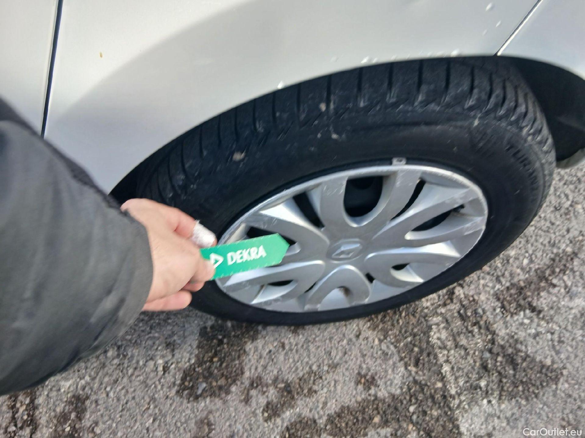  Renault  Clio RENAULT  / 2016 / 5P / berlina con portón Business dCi 55kW (75CV) -18 #17