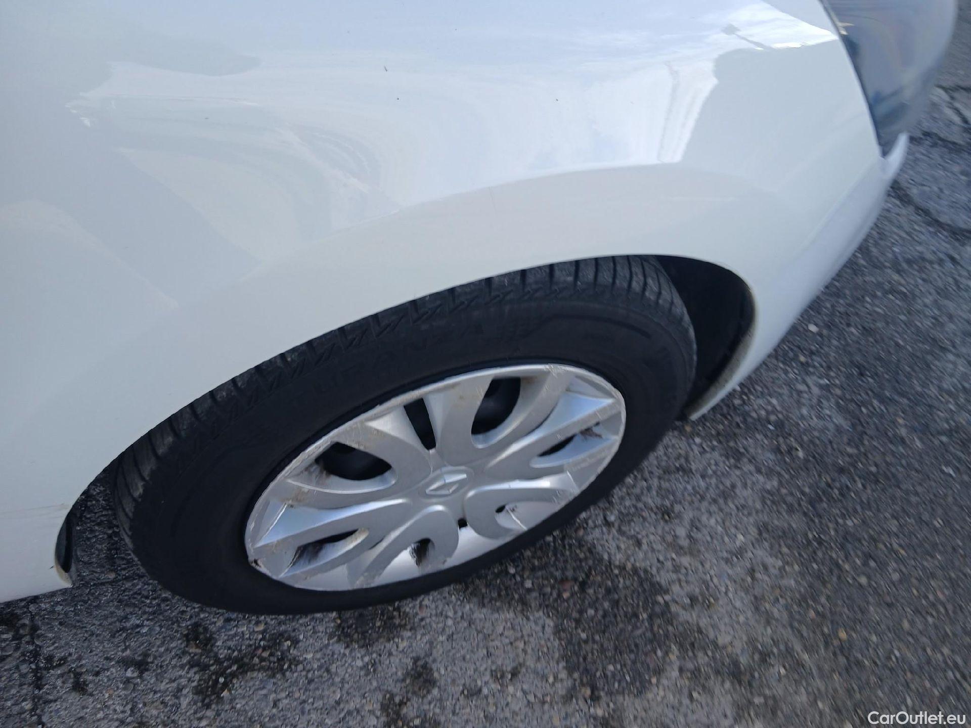  Renault  Clio RENAULT  / 2016 / 5P / berlina con portón Business dCi 55kW (75CV) -18 #32