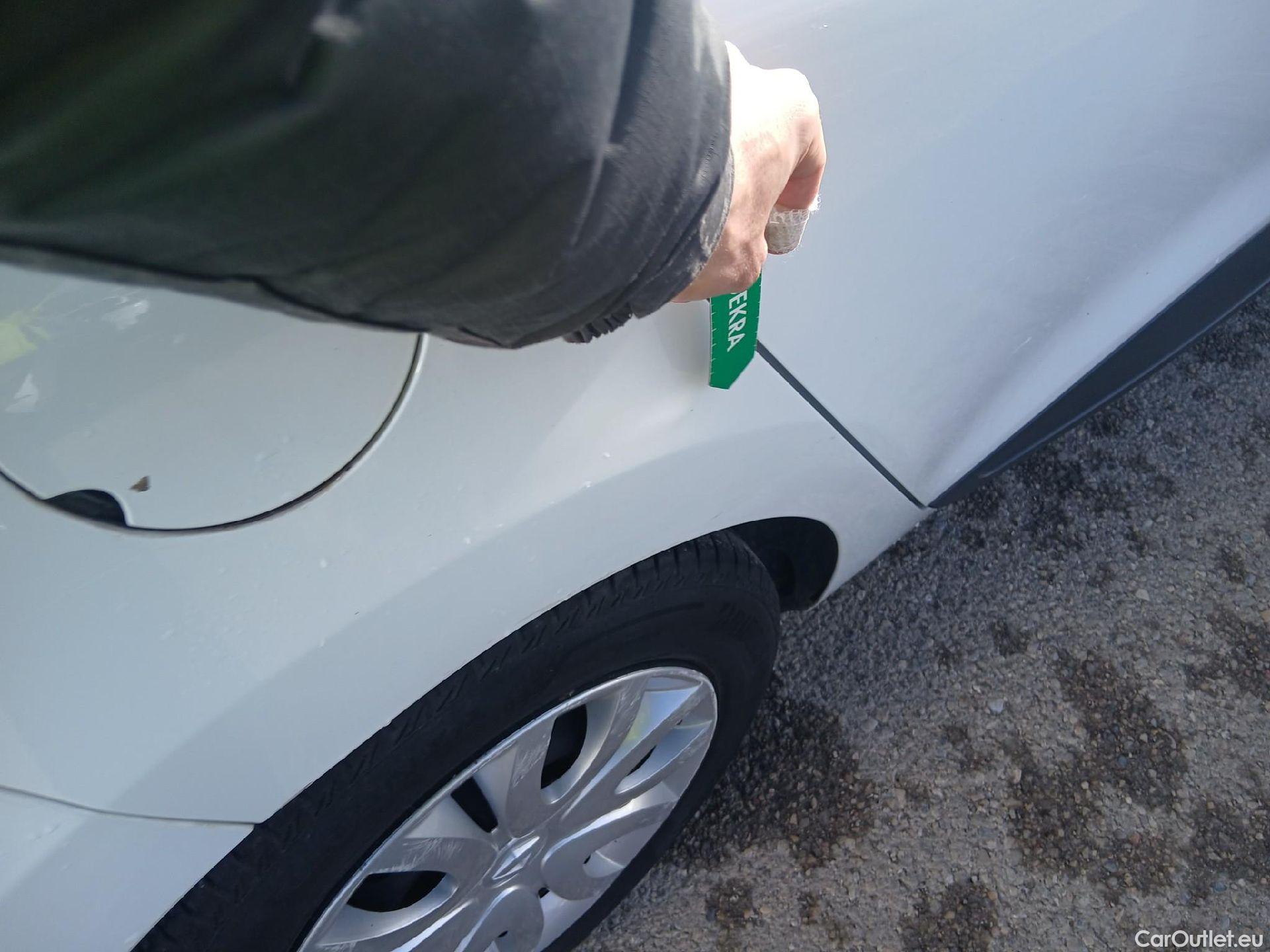  Renault  Clio RENAULT  / 2016 / 5P / berlina con portón Business dCi 55kW (75CV) -18 #24