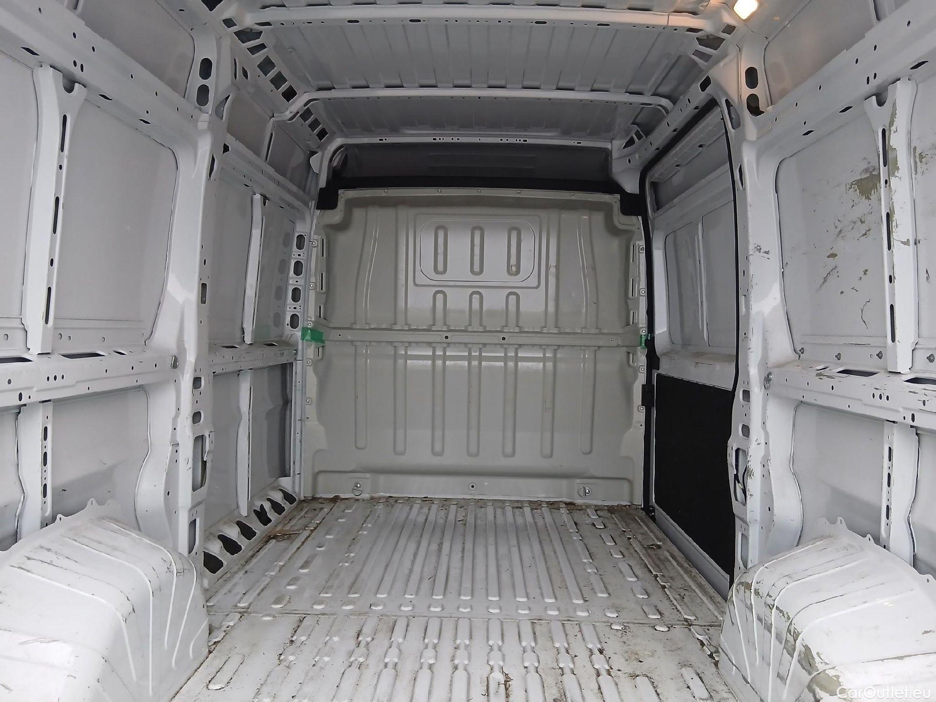  Opel  Movano OPEL  / 2021 / 4P / Furgón Base L2H2 3.5T 2.2 BHDi 103kW #25