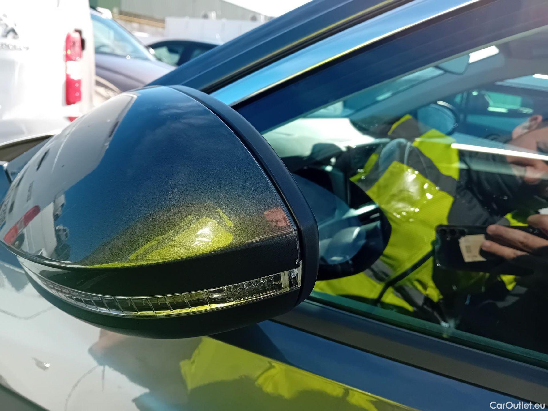  Volkswagen  T-ROC VOLKSWAGEN  / 2021 / 5P / todoterreno Life 2.0 TDI 85kW (115CV) (AC2) #9