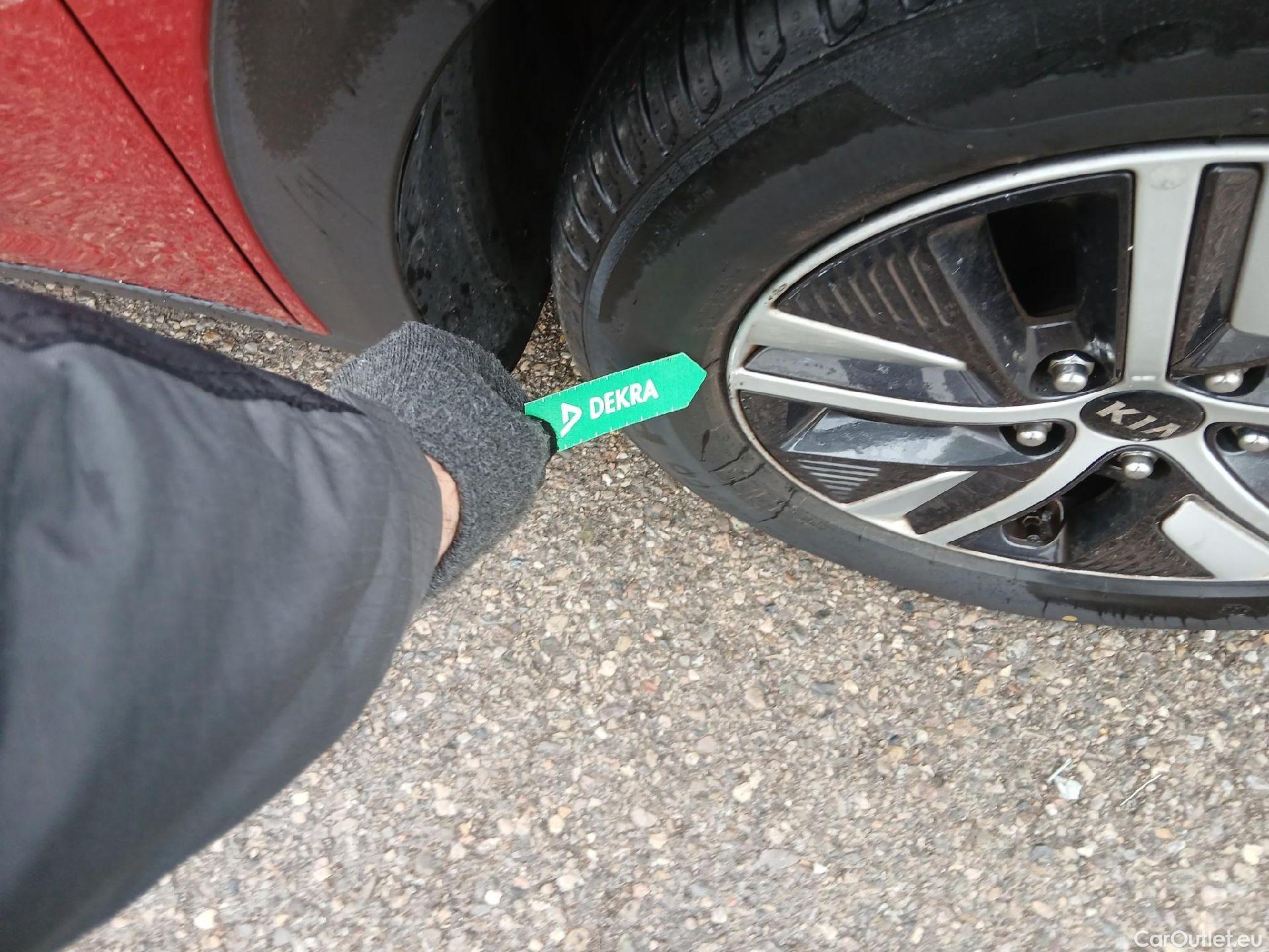  KIA  Niro KIA  / 2019 / 5P / crossover 1.6 GDi HEV 104kW (141CV) Drive #31