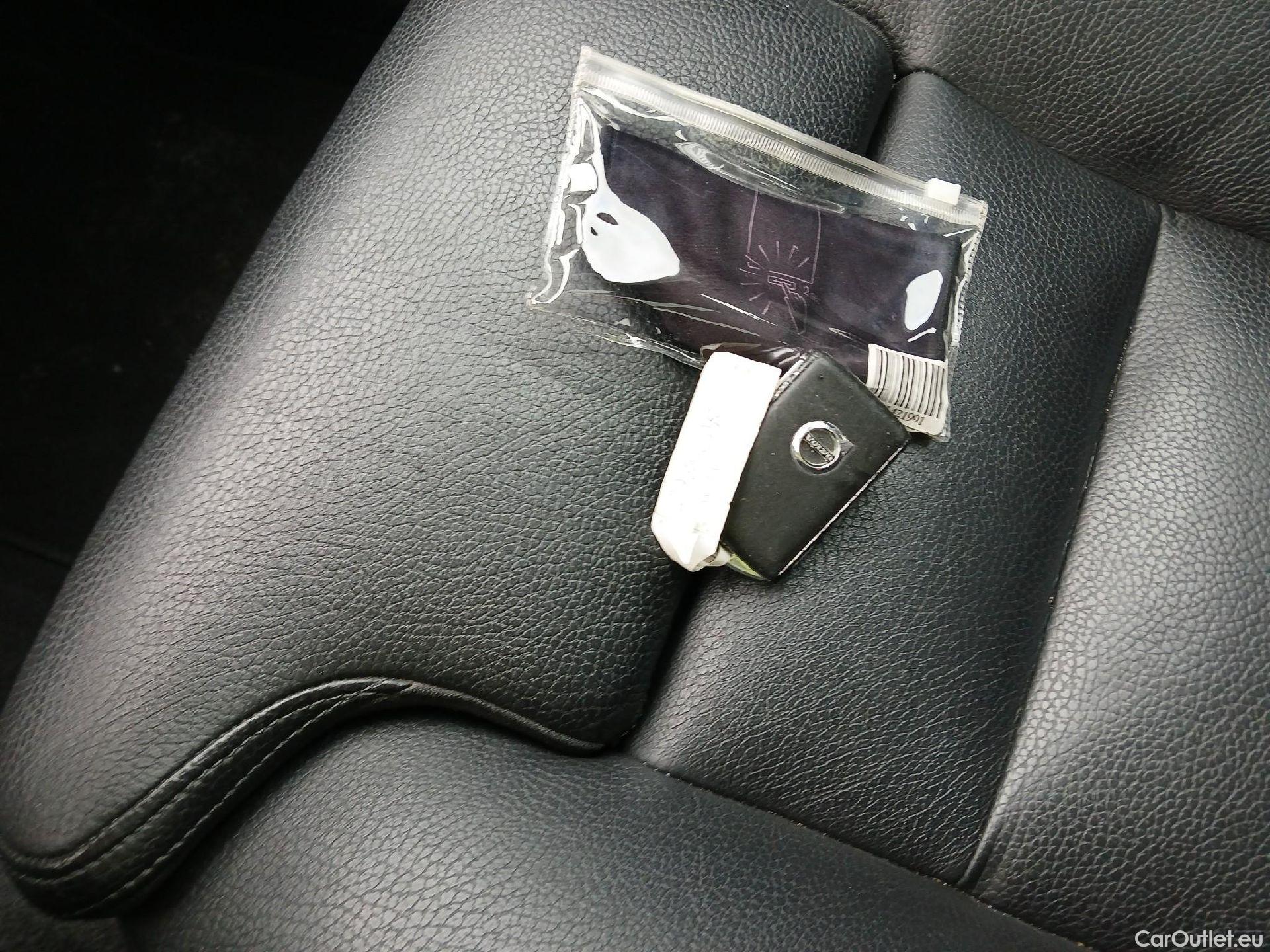  Volvo  XC60 VOLVO  / 2017 / 5P / todoterreno 2.0 B4 D4 AWD Inscription Auto #1