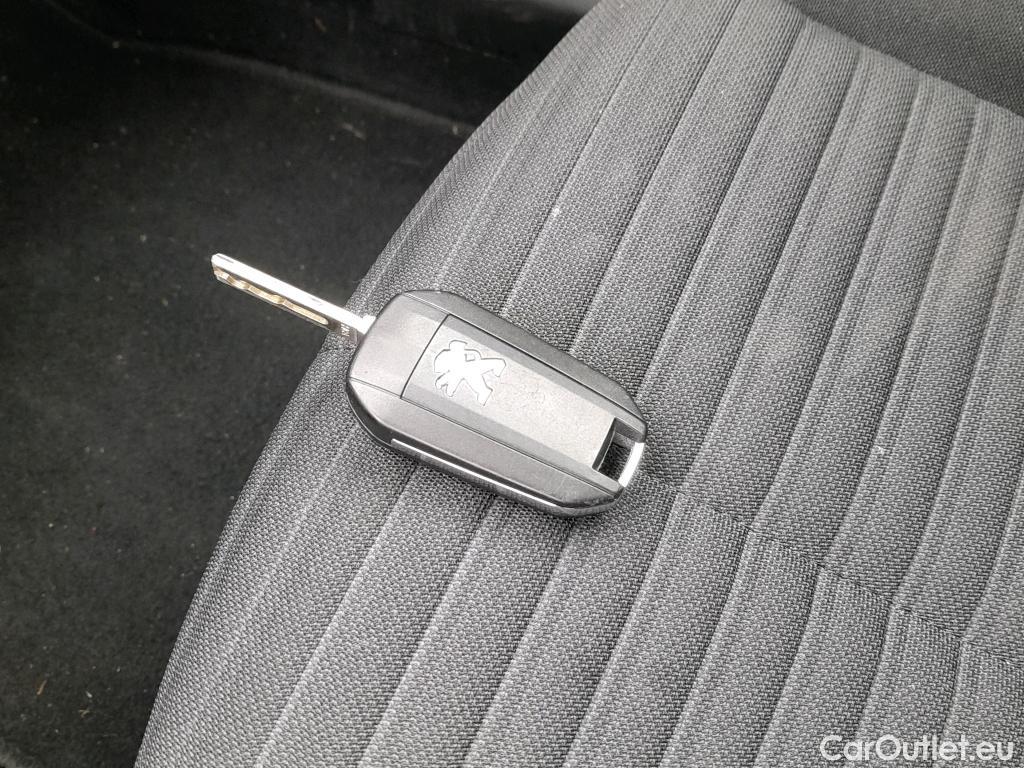  Peugeot  2008 PEUGEOT  / 2019 / 5P / todoterreno Active BlueHDI 81kW (110CV) #2