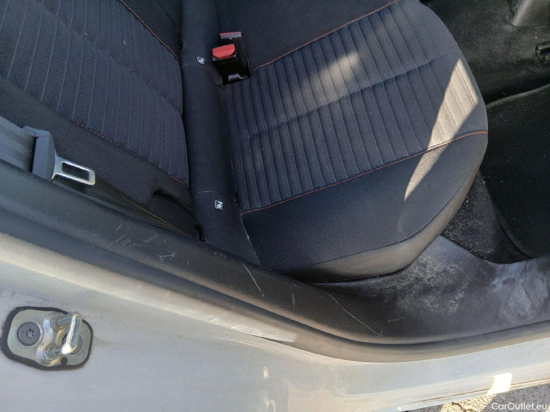  Peugeot  2008 PEUGEOT  / 2019 / 5P / todoterreno Active BlueHDI 81kW (110CV) #36