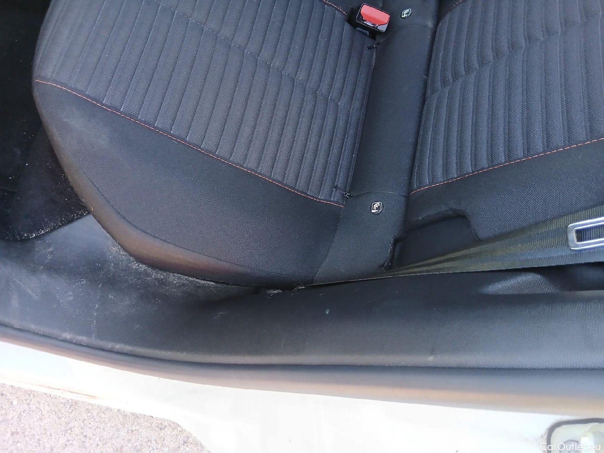  Peugeot  2008 PEUGEOT  / 2019 / 5P / todoterreno Active BlueHDI 81kW (110CV) #38