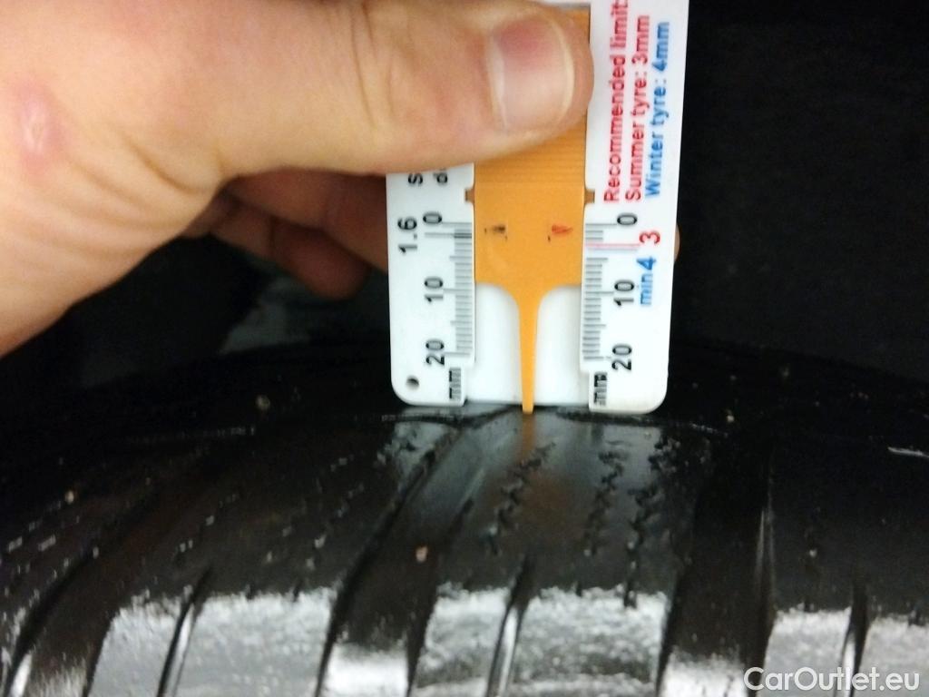  Ford  Kuga FORD  / 2019 / 5P / todoterreno Titanium 1.5T EcoBoost 88kW (120CV) #8