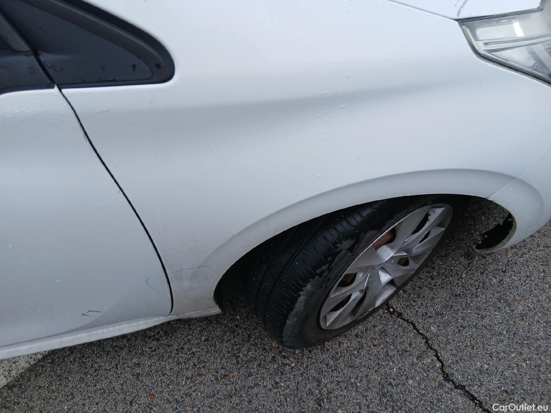  Peugeot  208 PEUGEOT  5p 1G berlina con portón 5P ACCESS 1.6 BlueHDi 55KW (75CV) #52