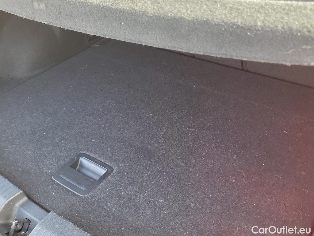  Volkswagen  T-ROC VOLKSWAGEN  / 2017 / 5P / todoterreno Advance R-Line 1.0 TSI 81kW (110CV) #16