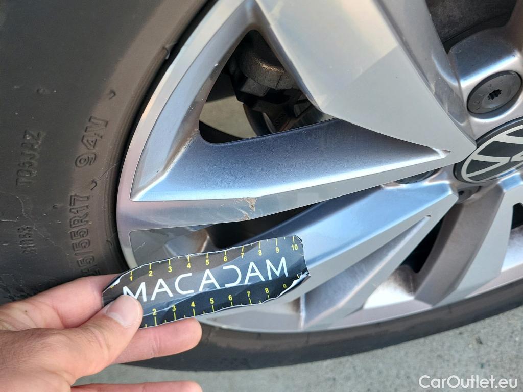  Volkswagen  T-ROC VOLKSWAGEN  / 2017 / 5P / todoterreno Advance R-Line 1.0 TSI 81kW (110CV) #23