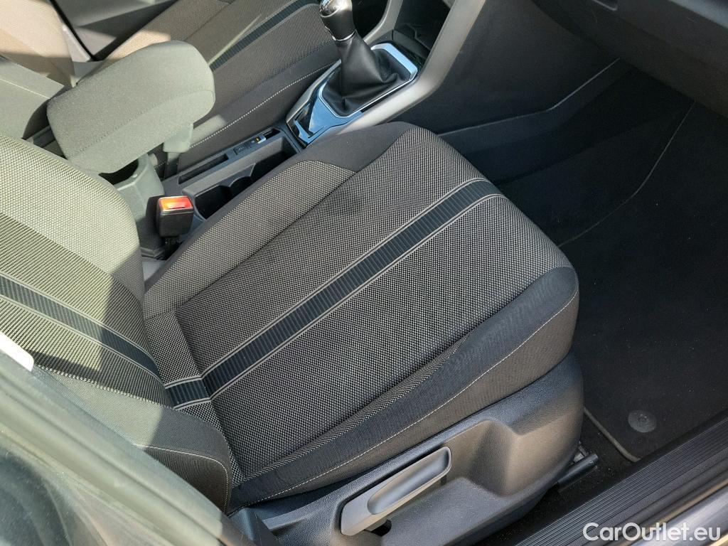  Volkswagen  T-ROC VOLKSWAGEN  / 2017 / 5P / todoterreno Advance R-Line 1.0 TSI 81kW (110CV) #18