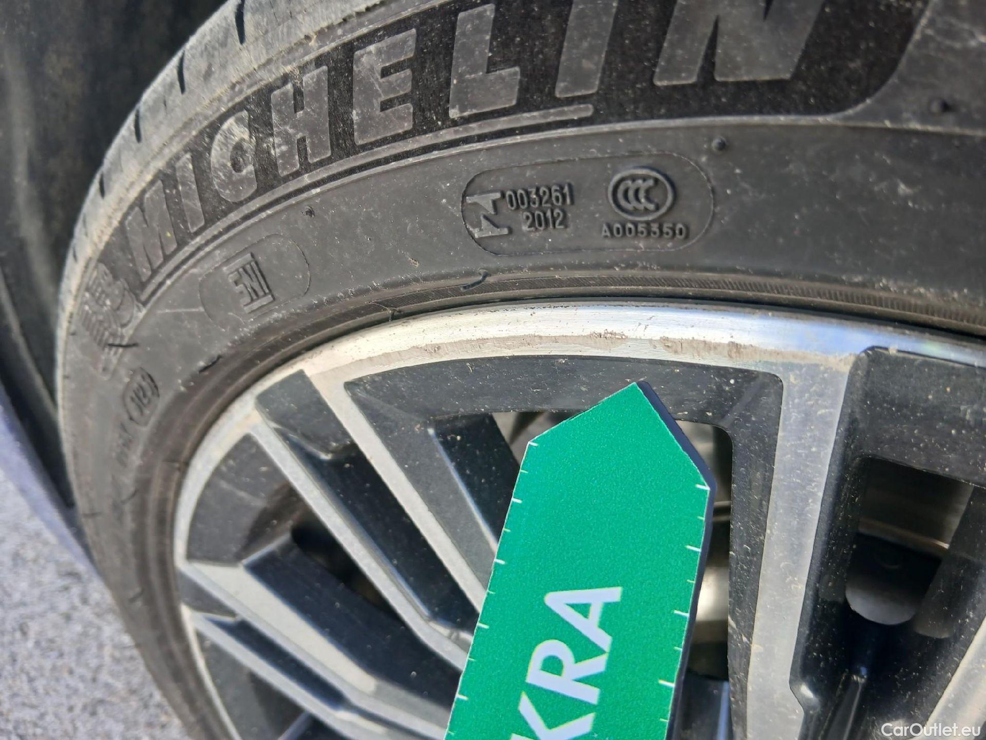  Bmw  Serie 3 BMW  / 2018 / 4P / sedán 330e #15