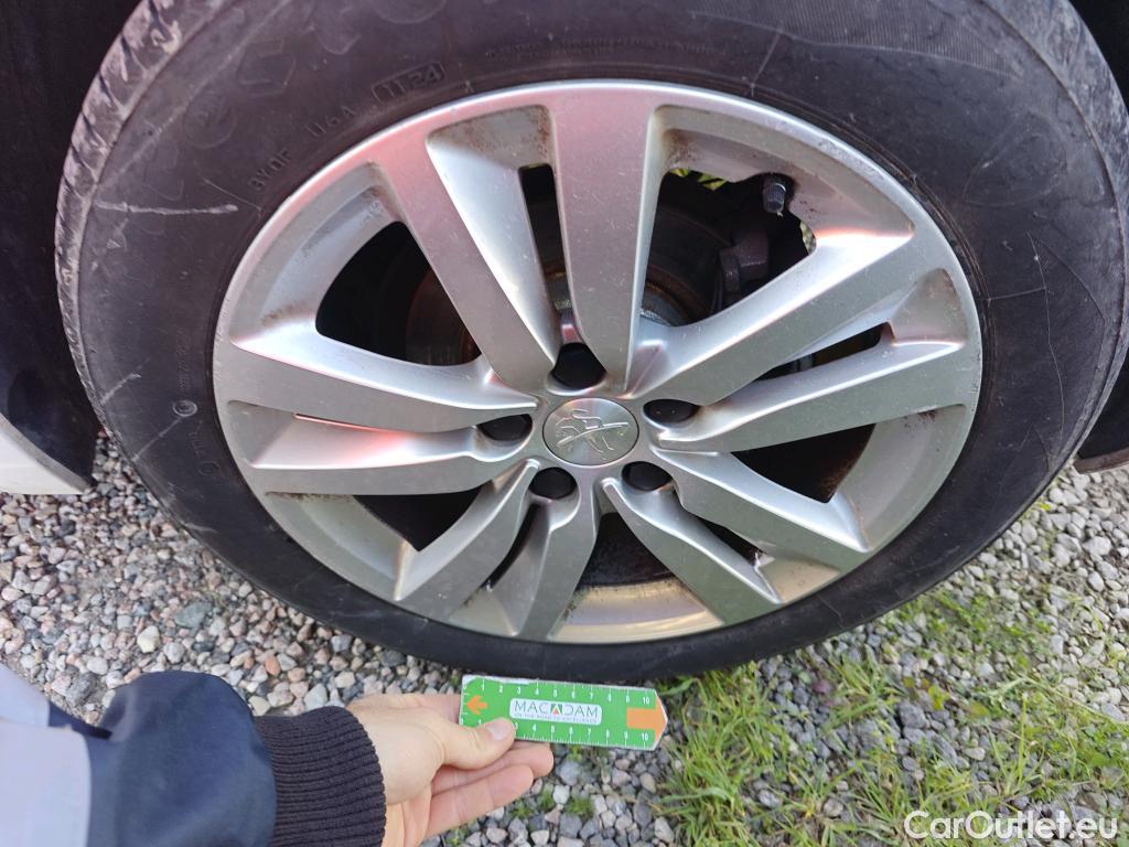  Peugeot  308 PEUGEOT  / 2017 / 5P / berlina con portón 5p Active Pack BlueHDi 130 S&S #41