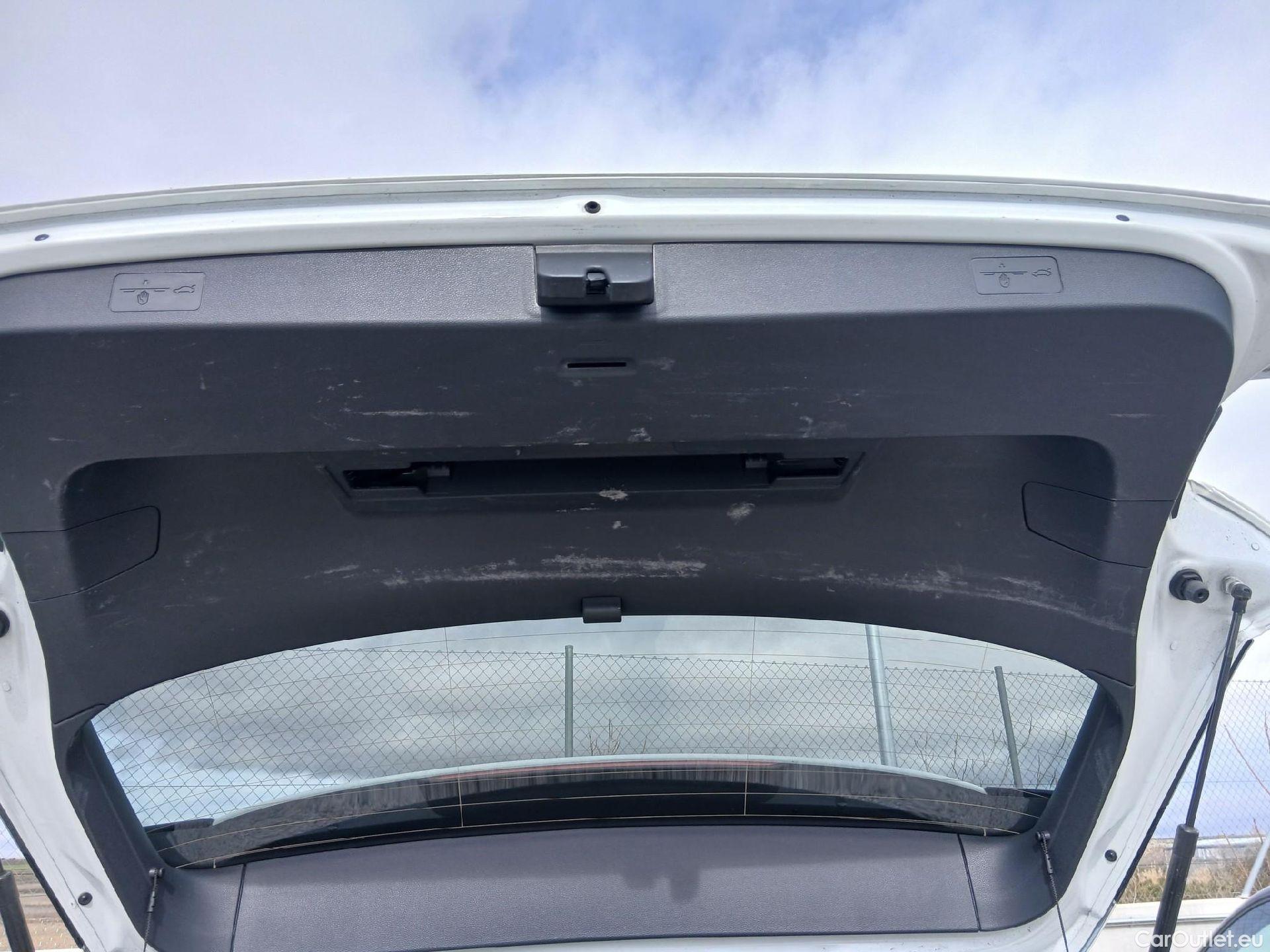  Volkswagen  Golf  VOLKSWAGEN / 2020 / 5P / berlina con portón Life 1.0 eTSI 81kW (110CV) DSG #18