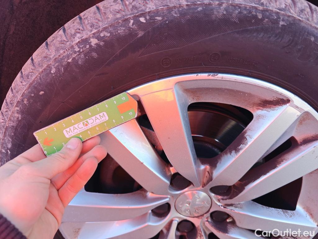  Peugeot  308 PEUGEOT  / 2017 / 5P / berlina con portón 5p Active Pack BlueHDi 130 S&S #26