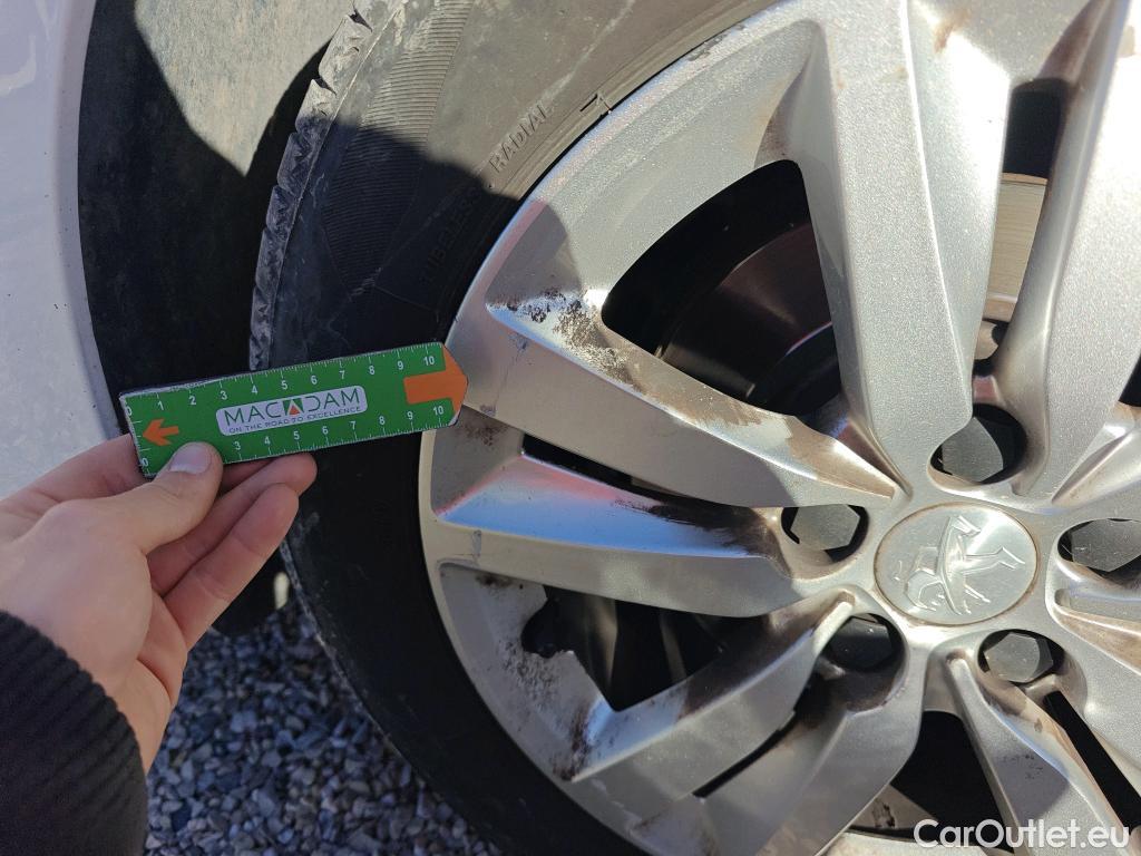  Peugeot  308 PEUGEOT  / 2017 / 5P / berlina con portón 5p Active Pack BlueHDi 130 S&S #37