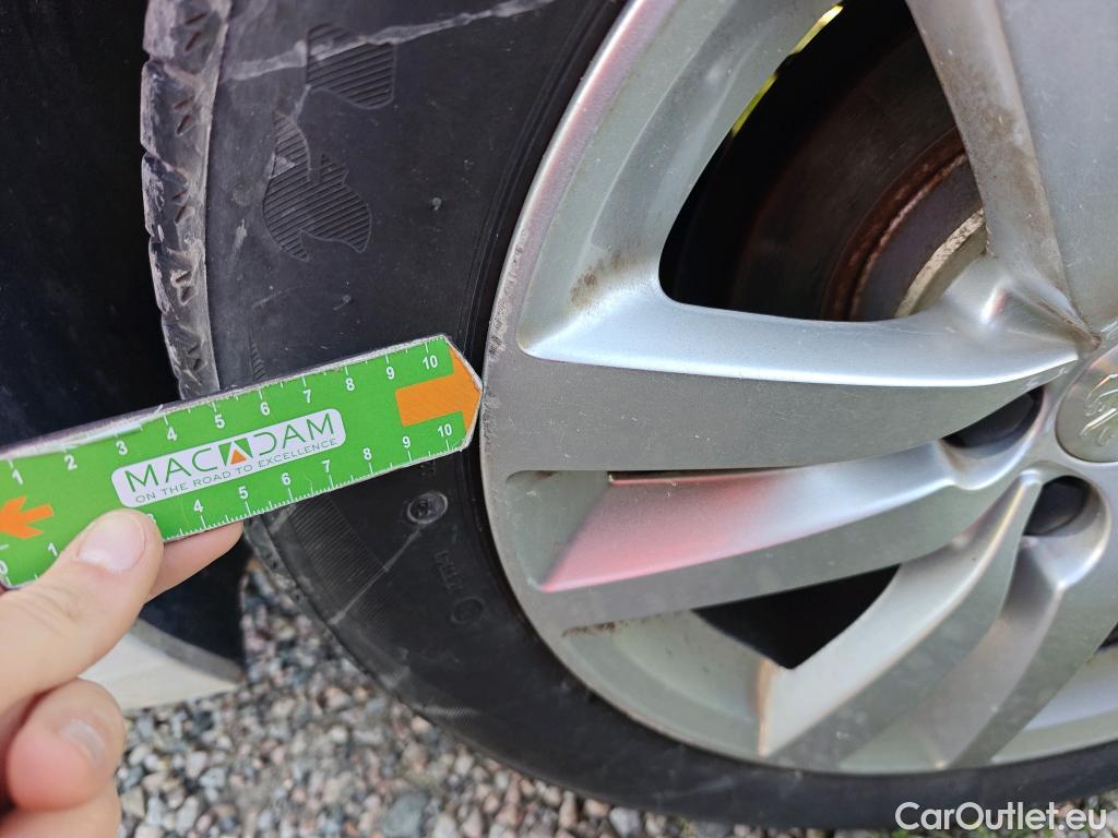  Peugeot  308 PEUGEOT  / 2017 / 5P / berlina con portón 5p Active Pack BlueHDi 130 S&S #43