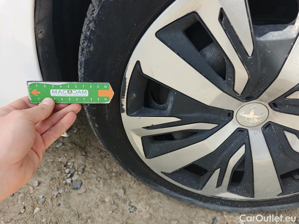  Peugeot  208 PEUGEOT  / 2019 / 5P / berlina con portón PureTech 73kW (100CV) EAT8 Active #18