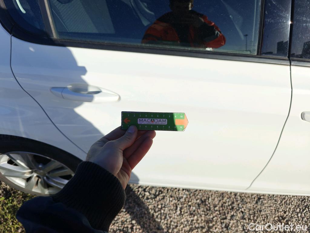  Peugeot  308 PEUGEOT  / 2017 / 5P / berlina con portón 5p Active Pack BlueHDi 130 S&S #63