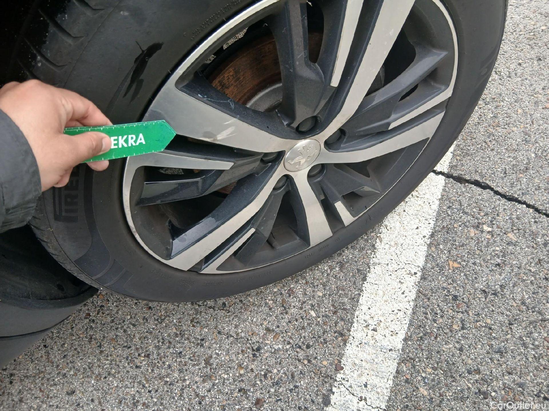  Peugeot  5008 PEUGEOT  / 2020 / 5P / todoterreno 1.5 BlueHDi 96kW S&S GT EAT8 #17