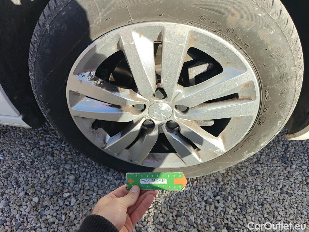  Peugeot  308 PEUGEOT  / 2017 / 5P / berlina con portón 5p Active Pack BlueHDi 130 S&S #35