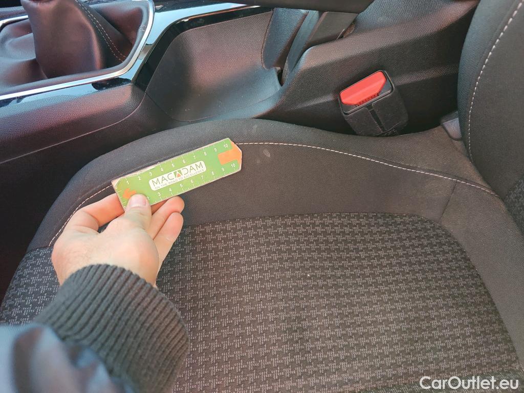  Peugeot  308 PEUGEOT  / 2017 / 5P / berlina con portón 5p Active Pack BlueHDi 130 S&S #23